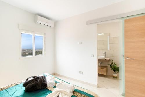 Camera bianca con letto e bagno. di 7 Moons Resort B Only Adults a San Bartolomé