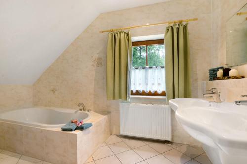 łazienka z wanną i umywalką w obiekcie Ferienhaus 'zum Zaunkönig' w mieście Luftkurort Lückendorf