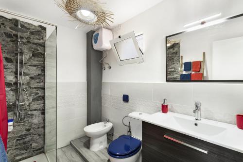 a bathroom with a sink and a toilet and a mirror at Bungalow Josephin in Patalavaca