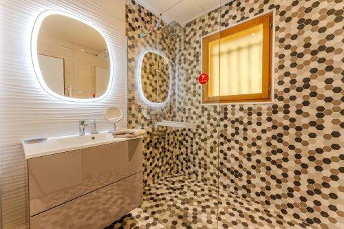 une salle de bain avec un lavabo et un miroir dans l'établissement La Farniente, à Grayan-et-lʼHôpital