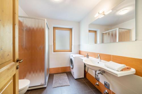 uma casa de banho com um lavatório e um WC em Matscherhof Ferienwohnung Nikolaus em Motini al Rio