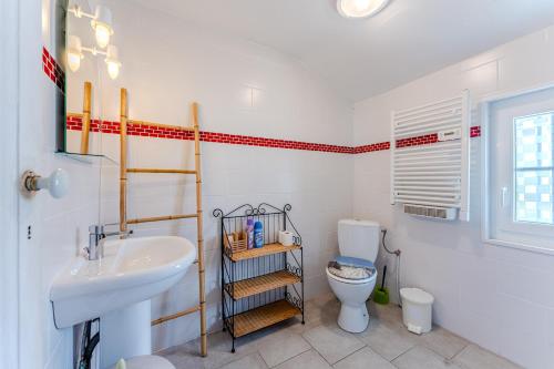 une salle de bain avec un lavabo et des toilettes dans l'établissement Villa Bikini, à Soulac-sur-Mer
