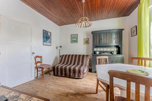 un salon avec un canapé et une table dans l'établissement Villa Bikini, à Soulac-sur-Mer