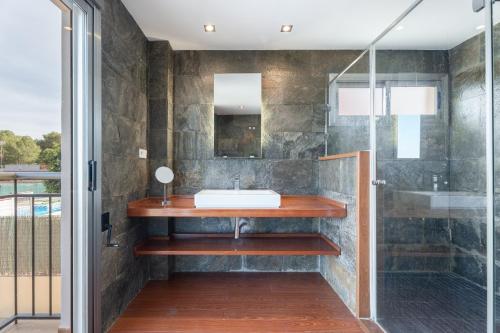 W łazience znajduje się umywalka i prysznic. w obiekcie Luxury villa with swimmingpool w mieście Alginet