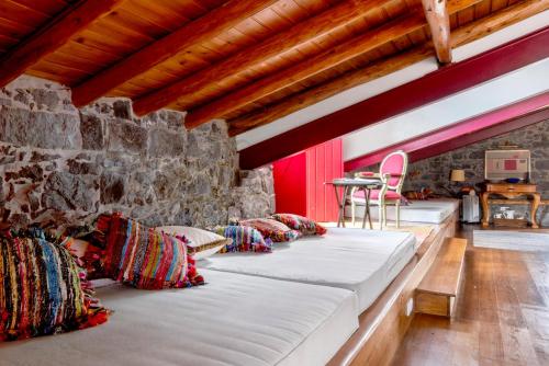 Ponta GarçaにあるPonta da Amoraの石壁の部屋