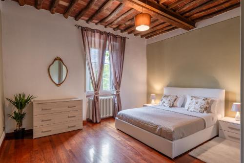 Un ou plusieurs lits dans un hébergement de l'établissement Relax in Villa a due passi da Lucca