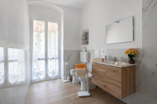 Un baño blanco con inodoro y lavabo. en Maestrale, en La Spezia