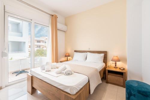 ein Schlafzimmer mit einem Bett und einem großen Fenster in der Unterkunft Apartment with view 2 in Asgourou