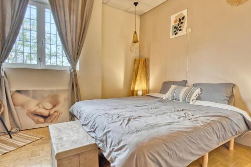 1 dormitorio con cama y ventana en Finca Rustica, en Jijona