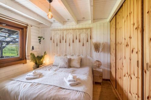 een slaapkamer met een bed met handdoeken erop bij Almhütte mit Tiny House in Ulrichstein