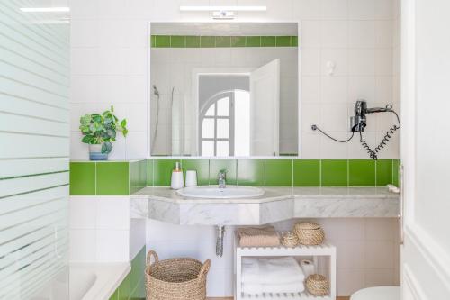 uma casa de banho com um lavatório e um espelho em Bungalow Alma Ocean View em Puerto del Carmen