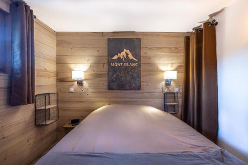 Cama grande en habitación con 2 luces en Refuge de l' Alpage en Morillon