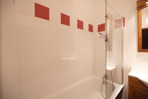 uma casa de banho com um chuveiro e uma banheira em Demi Chalet 6 personnes Samoëns em Samoëns