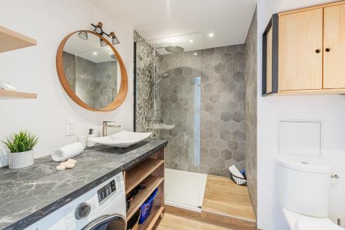 une salle de bain avec un lavabo et une machine à laver dans l'établissement L'Abri de la Krutenau - charmant Triplex, à Strasbourg