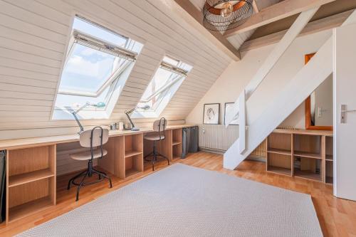 une pièce avec un lavabo et un bureau avec deux chaises dans l'établissement L'Abri de la Krutenau - charmant Triplex, à Strasbourg