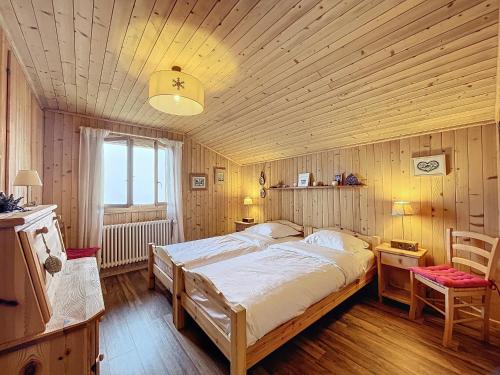 Fouquet Apartments في فيربير: غرفة نوم بسرير كبير وسقف خشبي