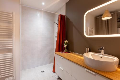 uma casa de banho com um lavatório e um espelho em Villa West Attitude em Erdeven