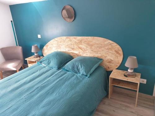 - une chambre bleue avec un lit et 2 oreillers bleus dans l'établissement maisonnette au grau d agde proche de la plage, au Grau-dʼAgde