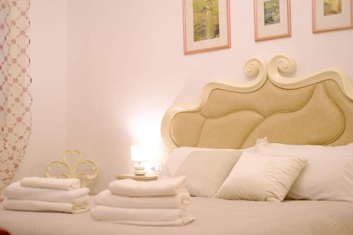 een slaapkamer met een wit bed met een groot hoofdeinde bij Suite Laguna in Chioggia