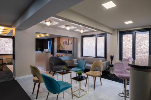 a waiting room with chairs and a waiting area at İstanbul Efes Hotel in Istanbul