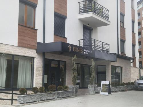 ein Gebäude mit einem Schild für den Eingang zu einem Gebäude in der Unterkunft Zlatibor.Lux.Stefanović in Zlatibor