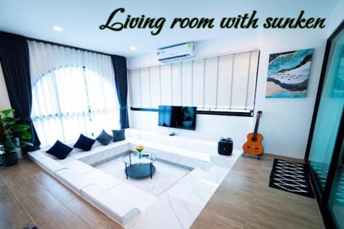 Ein Sitzbereich in der Unterkunft Live With Passion Pool Villa