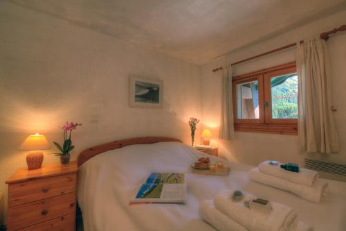 une chambre avec un lit avec deux serviettes dessus dans l'établissement Résidence Le Cristal - Grands Montets 21 - Happy Rentals, à Chamonix-Mont-Blanc