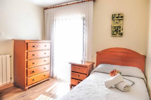 1 dormitorio con 1 cama, vestidor y ventana en Casa Sabelín en Suesa
