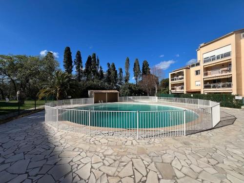 une piscine entourée d'une clôture dans l'établissement Appartement Moderne - Antibes, à Antibes