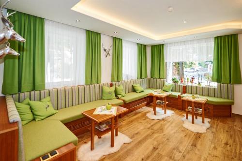 Hotel-Restaurant Schwaiger***にあるシーティングエリア