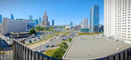 vistas a una ciudad con una calle y edificios en Marszałkowska Apartments Studio Central Warsaw en Varsovia