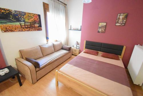 ein Wohnzimmer mit einem Bett und einem Sofa in der Unterkunft Studio in the center 2 in Kavala