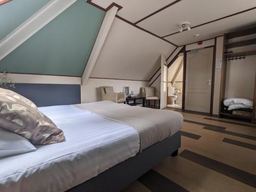 a bedroom with a large bed in a room at Hotel De Gravin van Vorden in Vorden