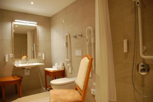 a bathroom with a shower and a toilet and a sink at Altstadthotel Millipp in Beilngries