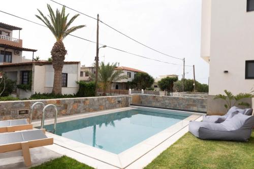 - une piscine dans l'arrière-cour d'une maison dans l'établissement Destino Grand Villa Private Pool, à Gournes