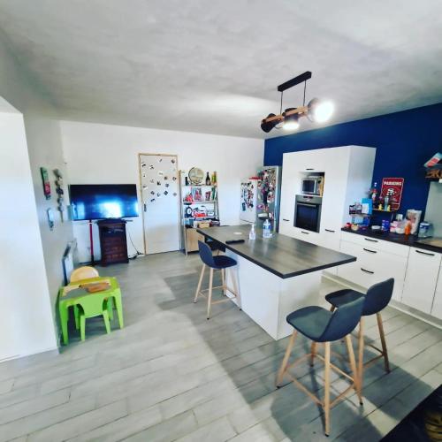 une cuisine avec une table et des chaises dans une pièce dans l'établissement La Ferme Des Demoiselles, à Sarrians