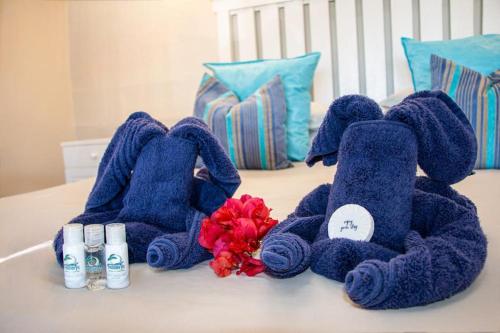 eine Gruppe blauer Handtücher auf einem Bett in der Unterkunft Trennerys Hotel in Qolora Mouth