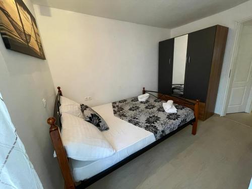 un dormitorio con una cama y un espejo en Zadar Beach Apartments, en Zadar