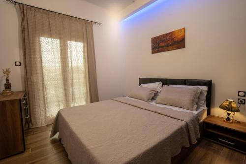 Thessaloniki Luxe Suite, Achilles' Private Getaway في سلانيك: غرفة نوم بسرير ونافذة