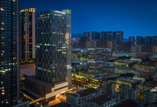 wysoki budynek w mieście w nocy w obiekcie Fairfield by Marriott Shenzhen Bao'an w mieście Shenzhen
