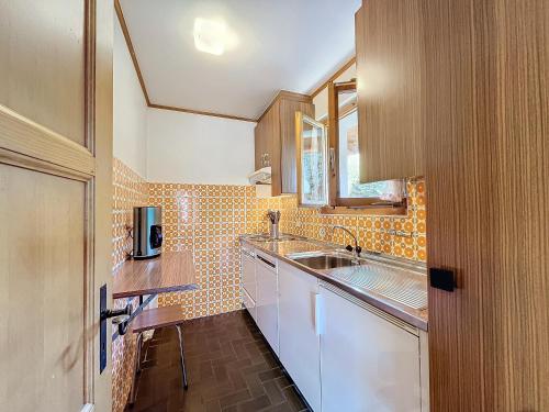 a small kitchen with a sink and a microwave at Pâquerette 1er in Verbier