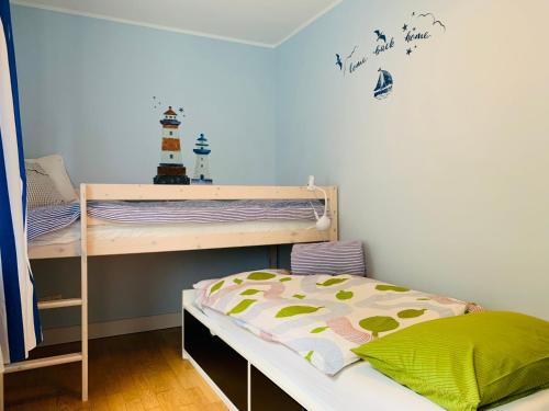 ein Schlafzimmer mit einem Etagenbett und einem Leuchtturm an der Wand in der Unterkunft Casa Cinzia Sara in Eckernförde