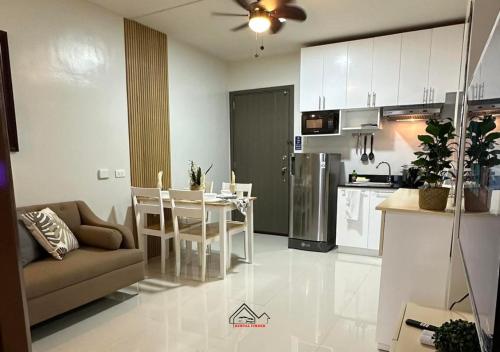 Dapur atau dapur kecil di Family Getaway 2BR Condo Near Palawan Airport with Gym - B2 1Kunzite
