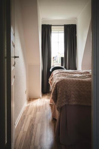 Postel nebo postele na pokoji v ubytování Rymligt radhus med trädgård & parkering