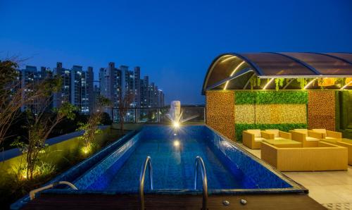 uma piscina no telhado de um edifício em The Embassy Inn em Noida