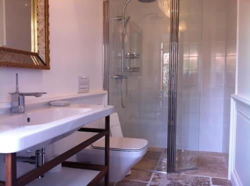 une salle de bain avec toilettes, lavabo et douche dans l'établissement Manoir du 17e siècle, parc, piscine chauffée et tennis privé, à Coulounieix-Chamiers