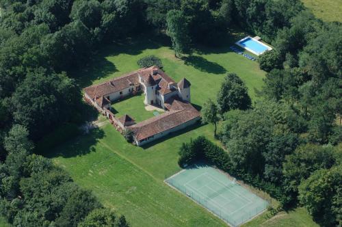 Manoir du 17e siècle, parc, piscine chauffée et tennis privé