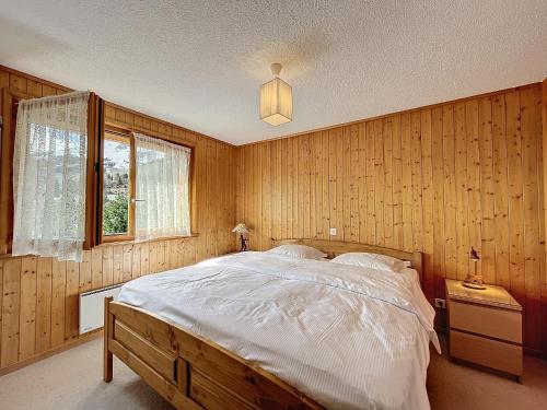 une chambre avec un lit et une fenêtre dans l'établissement Farfadets 210, à Verbier