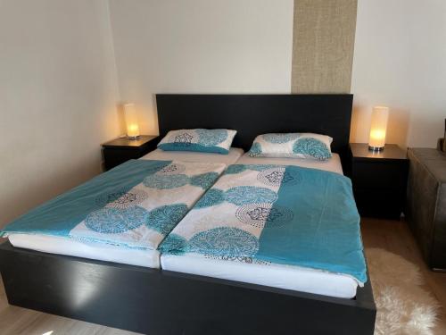 Un dormitorio con una cama con dos almohadas encima. en Paradiesisch Wohnen Wiesbaden, en Wiesbaden