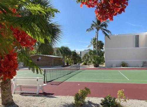 Tenis dan/atau kemudahan skuasy di Pineapple Retreat, Serene Ocean View Escape #12 atau berdekatan